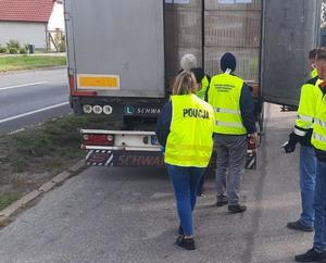 policjanci i inspektorzy na drodze