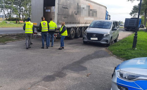 policjanci i inspektorzy na drodze