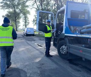 policjanci i inspektorzy na drodze