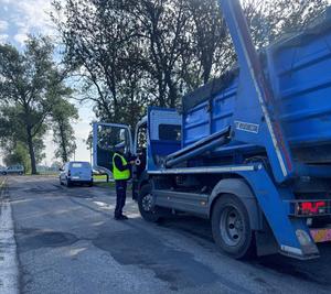 policjanci i inspektorzy na drodze