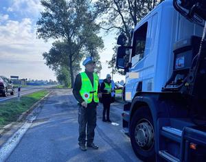 policjanci i inspektorzy na drodze