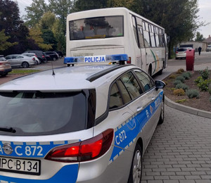 radiowóz i autobus