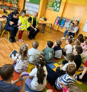 uczestnicy spotkania i policjantki