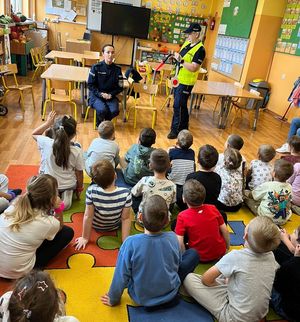 uczestnicy spotkania i policjantki