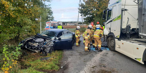 miejsce zdarzenia i uszkodzone pojazdy oraz straż i policja