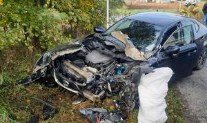 miejsce zdarzenia i uszkodzone pojazdy oraz straż i policja