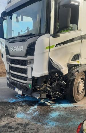 miejsce zdarzenia i uszkodzone pojazdy oraz straż i policja