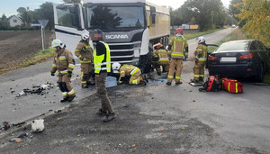 miejsce zdarzenia i uszkodzone pojazdy oraz straż i policja