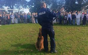 policjant i pies i uczniowie