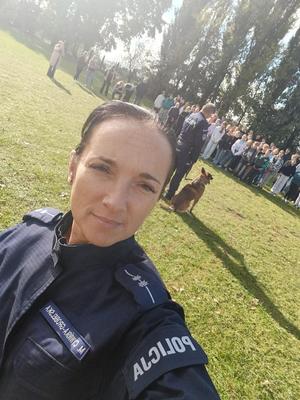 policjant i pies i uczniowie