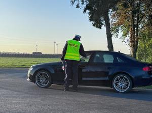 policjanci kontrolujący auta