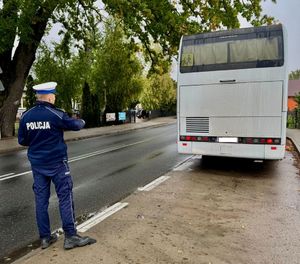 policjant kontroluje autokar