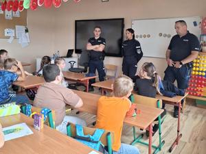 policjanci na spotkaniu z uczniami