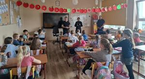 policjanci na spotkaniu z uczniami