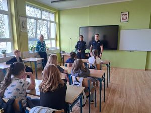policjanci na spotkaniu z uczniami
