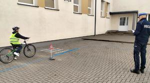 policjanci i uczniowie na torze