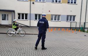 policjanci i uczniowie na torze