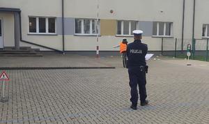 policjanci i uczniowie na torze
