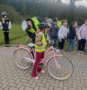 policjanci i uczniowie na torze
