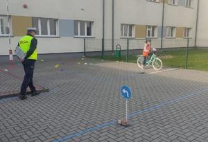policjanci i uczniowie na torze
