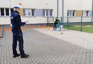 policjanci i uczniowie na torze