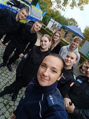 uczniowie i policjanci