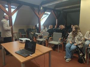 uczniowie i policjanci