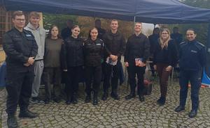 uczniowie i policjanci