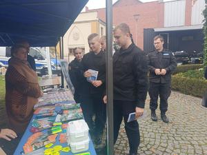 uczniowie i policjanci