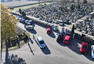 Policjanci z Radziejowa dbający o bezpieczeństwo przy cmentarzu