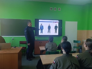 Policjanci z Radziejowa prowadzący zajęcia z uczniami klas mundurowych z Zespołu Szkół Mechanicznych w Radziejowie