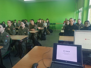 Policjanci z Radziejowa prowadzący zajęcia z uczniami klas mundurowych z Zespołu Szkół Mechanicznych w Radziejowie