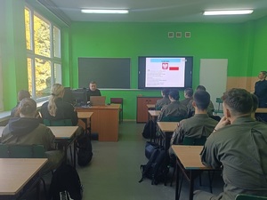 Policjanci z Radziejowa prowadzący zajęcia z uczniami klas mundurowych z Zespołu Szkół Mechanicznych w Radziejowie