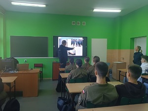 Policjanci z Radziejowa prowadzący zajęcia z uczniami klas mundurowych z Zespołu Szkół Mechanicznych w Radziejowie