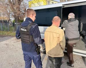 zatrzymani prowadzeni przez policjanta