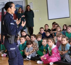 policjantka i uczniowie