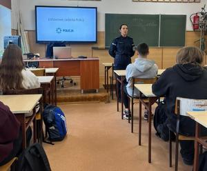 policjantka i uczniowie