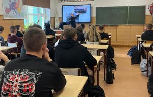 policjantka i uczniowie