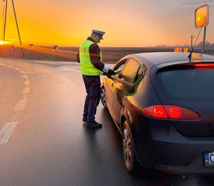 policjant sprawdza trzeźwość na drodze