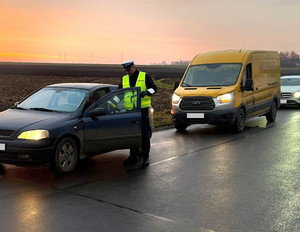 policjant sprawdza trzeźwość na drodze