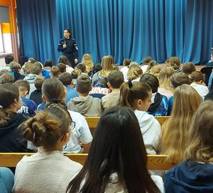 policjantka i uczniowie