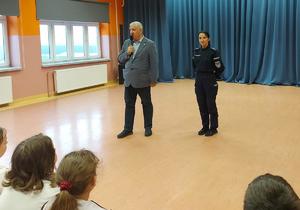 policjantka i uczniowie