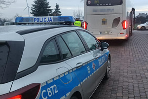 policjant sprawdza autokar