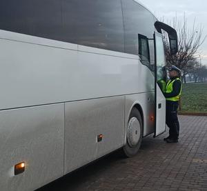 policjant sprawdza autokar