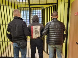 zatrzymani prowadzeni przez policjantów