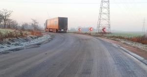 uszkodzone auta na drodze