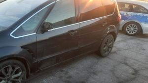 uszkodzone auta na drodze