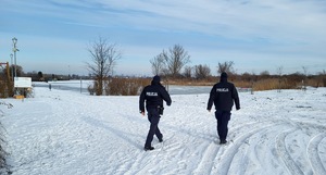 policjanci patrolują okolice stawu