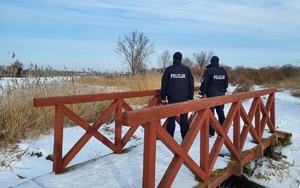 policjanci patrolują okolice stawu