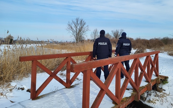 policjanci patrolują okolice stawu